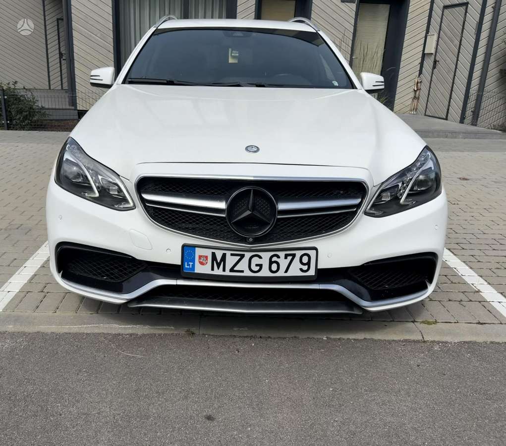 Mercedes-Benz E200 2014 — вигляд ззаду