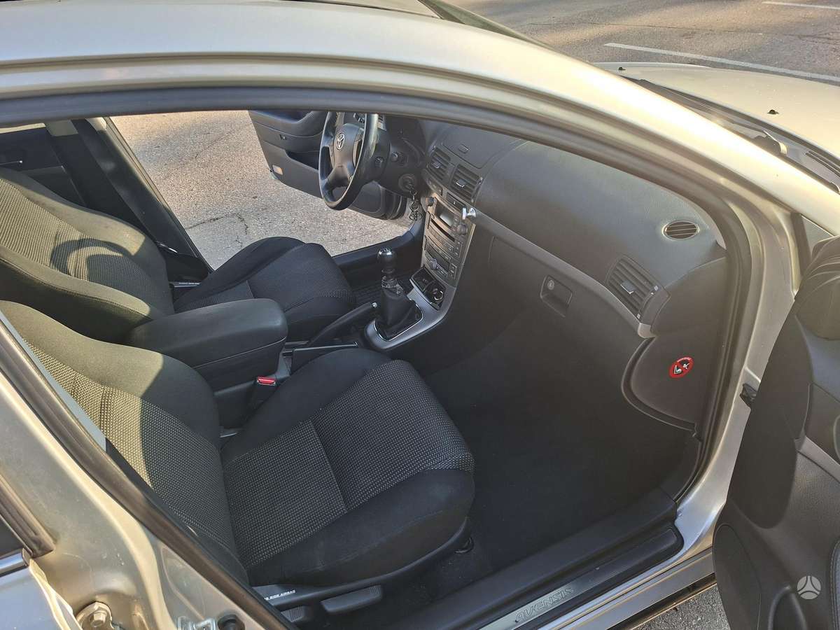 Toyota Avensis 2007 — салон