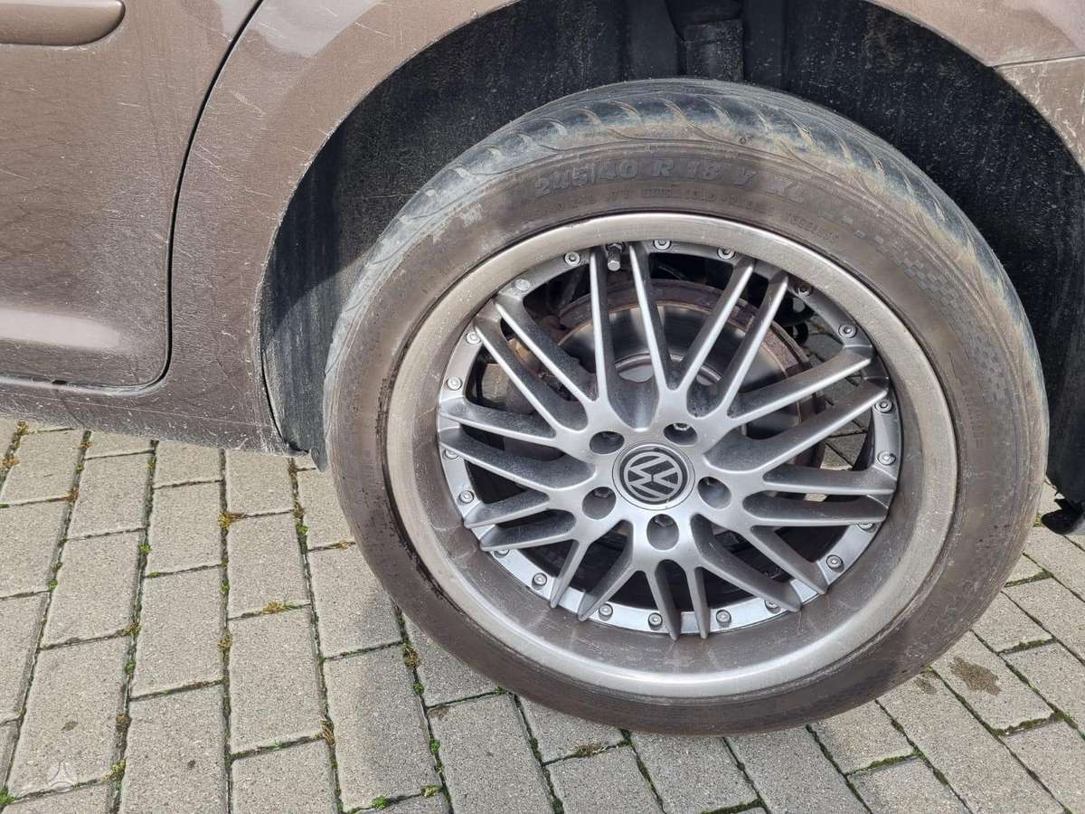 Volkswagen Touran 2011 — photo 10