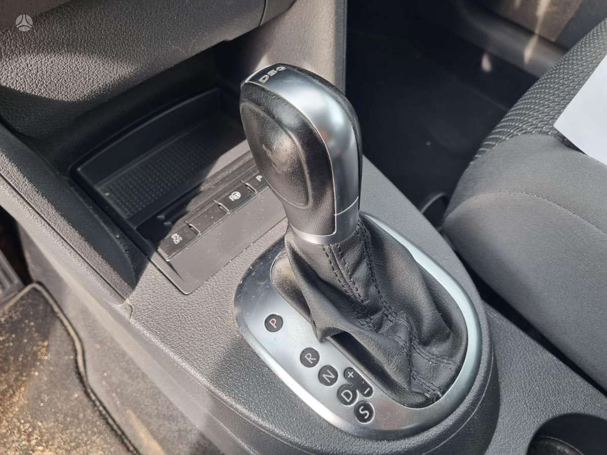 Volkswagen Touran 2011 — photo 11