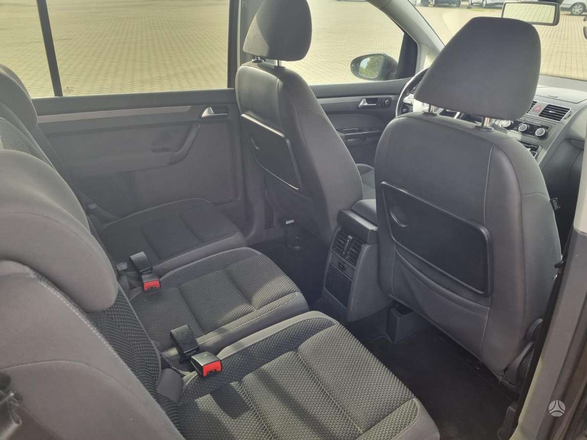 Volkswagen Touran 2011 — photo 13