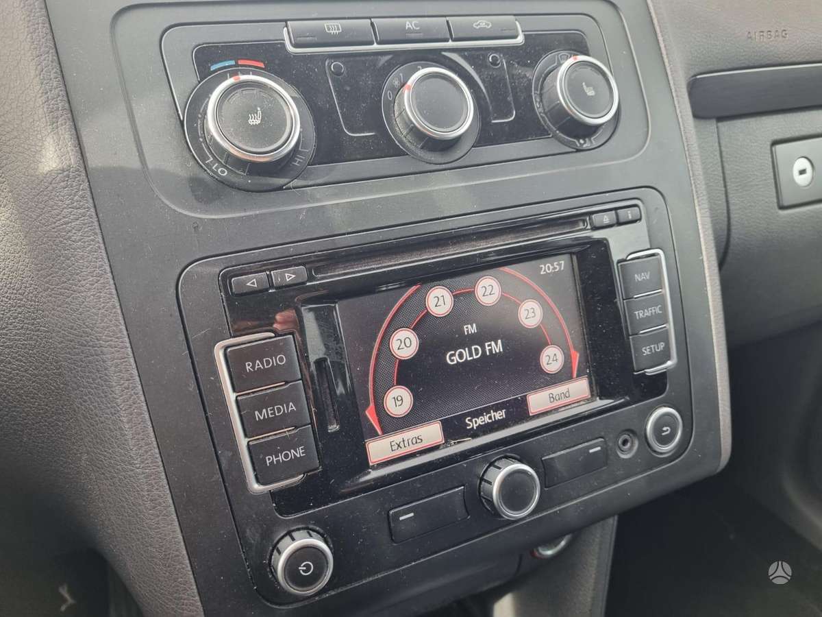 Volkswagen Touran 2011 — photo 15