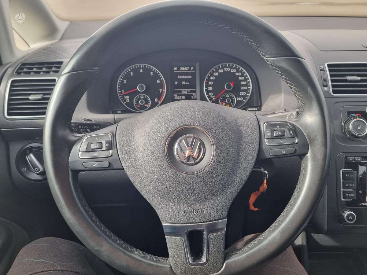 Volkswagen Touran 2011 — photo 16