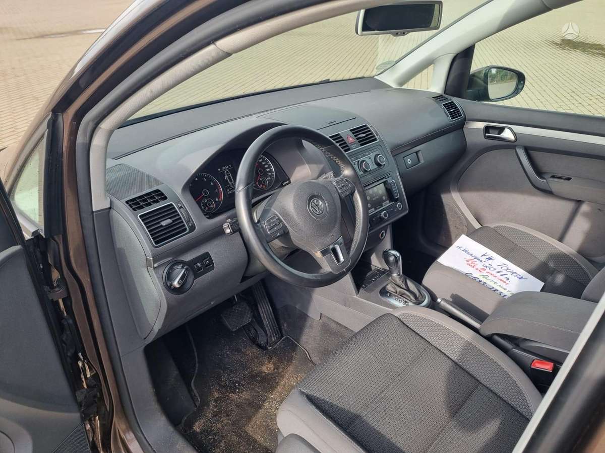 Volkswagen Touran 2011 — photo 17