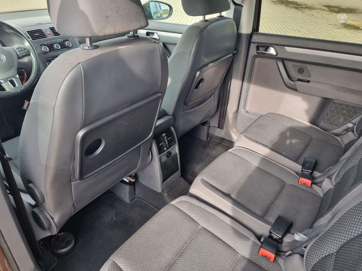Volkswagen Touran 2011 — photo 18