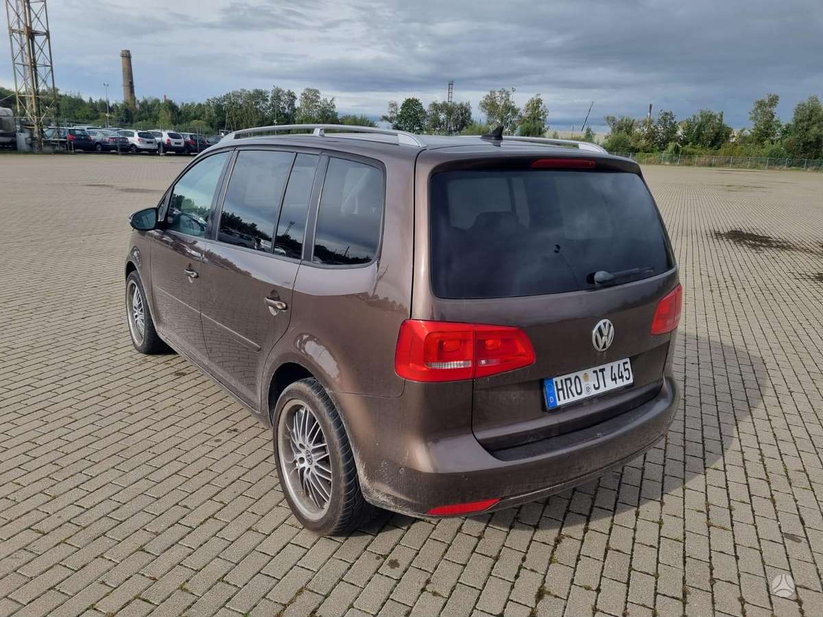 Volkswagen Touran 2011 — interior