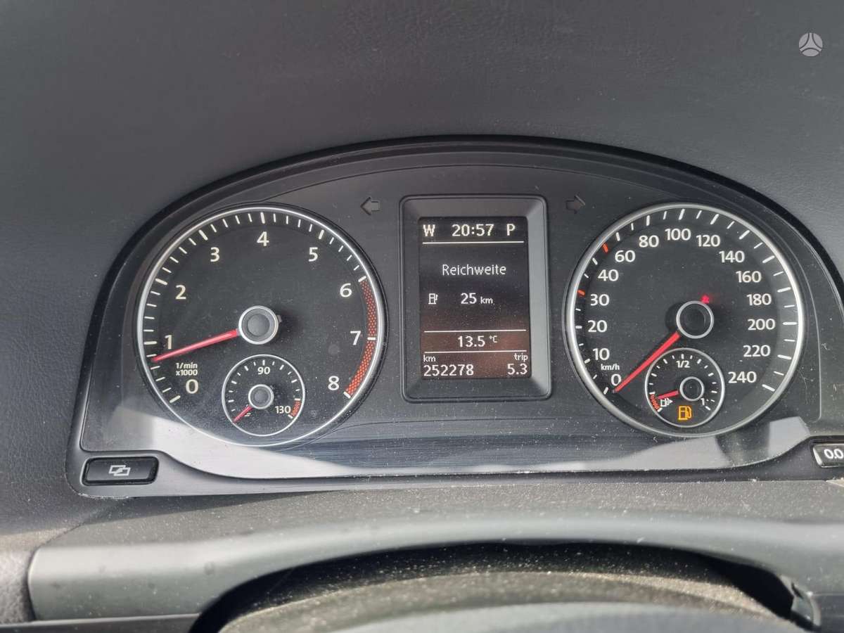 Volkswagen Touran 2011 — photo 9
