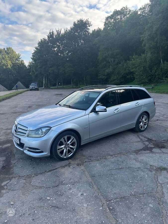 Mercedes-Benz C200 2011 — photo 8