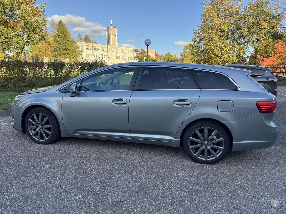 Toyota Avensis 2012 — вигляд ззаду