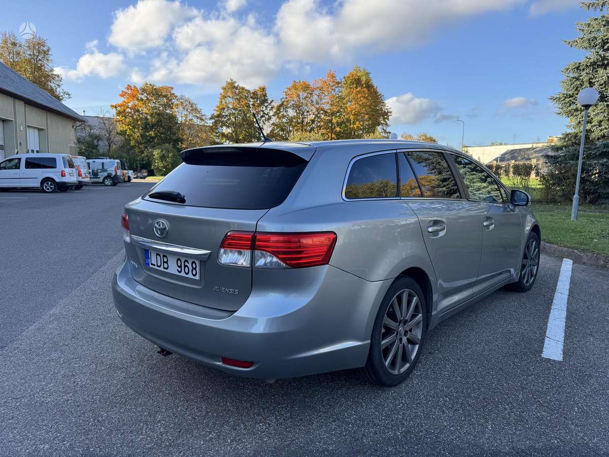 Toyota Avensis 2012 — салон