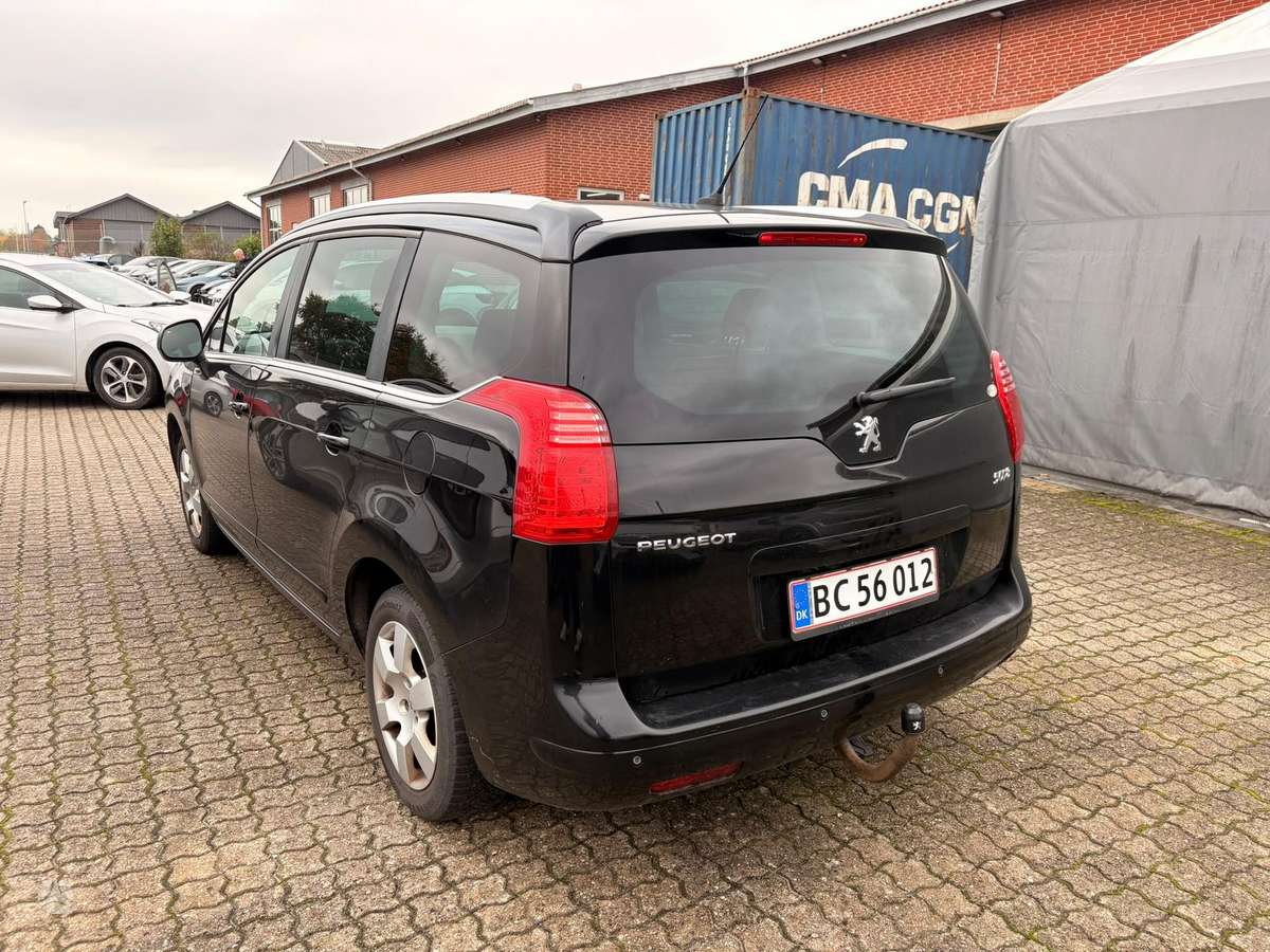 Peugeot 5008 2013 — салон