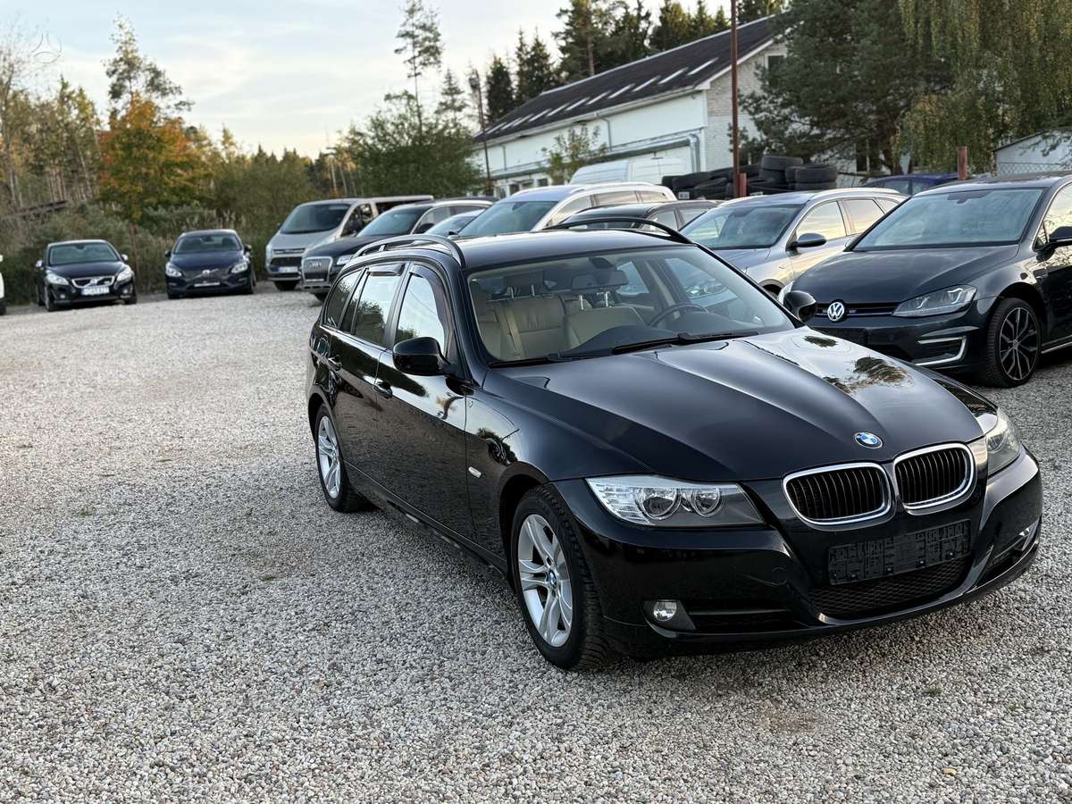 BMW 320 2009 — rear view