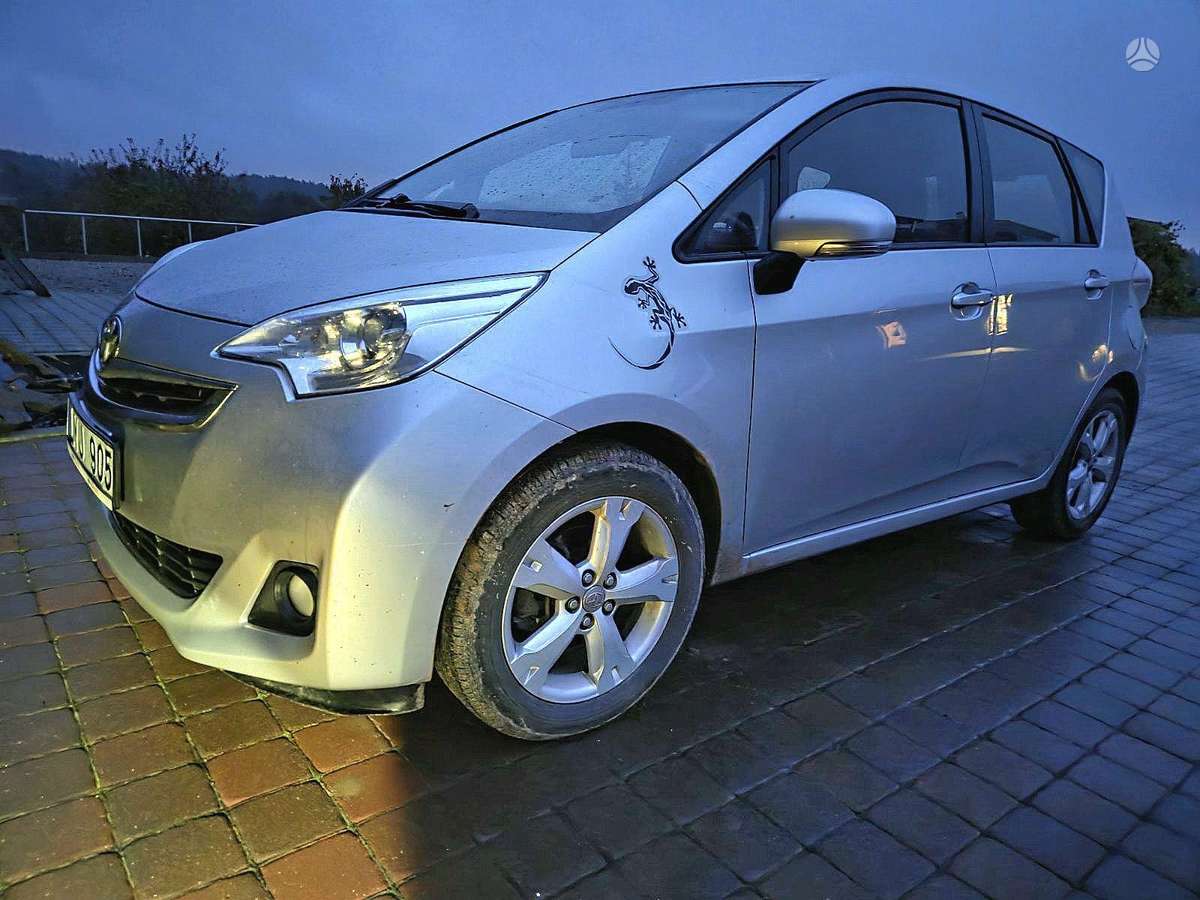 Toyota Verso-S 2015 — rear view