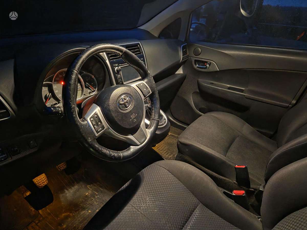 Toyota Verso-S 2015 — photo 5