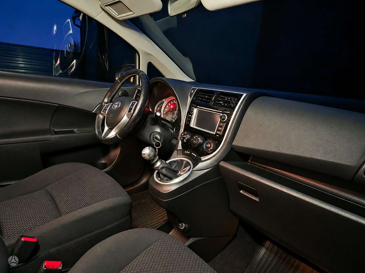 Toyota Verso-S 2015 — photo 6