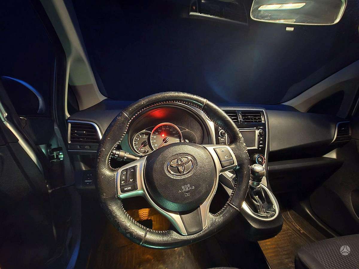 Toyota Verso-S 2015 — photo 7