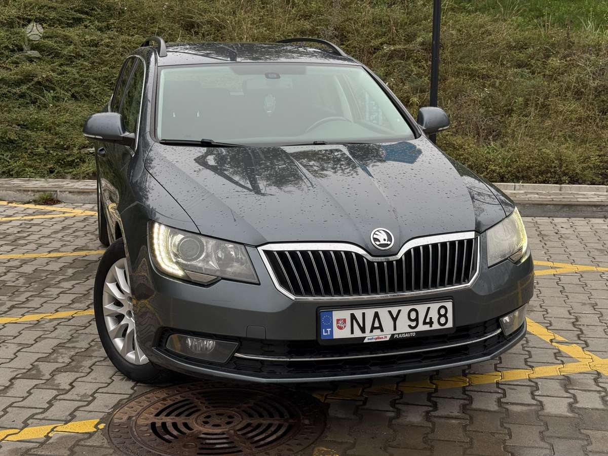 Skoda Superb 2013 — вигляд ззаду
