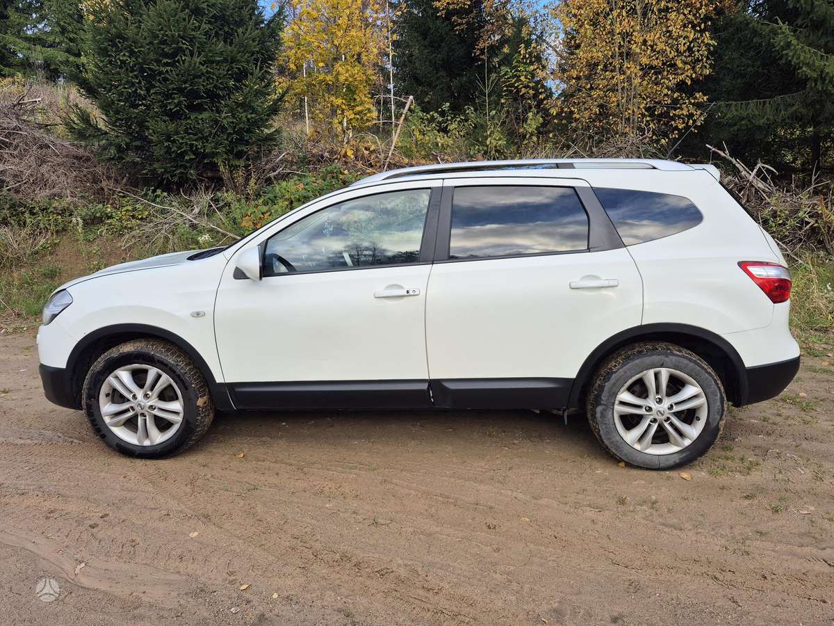 Nissan Qashqai+2 2012 — rear view