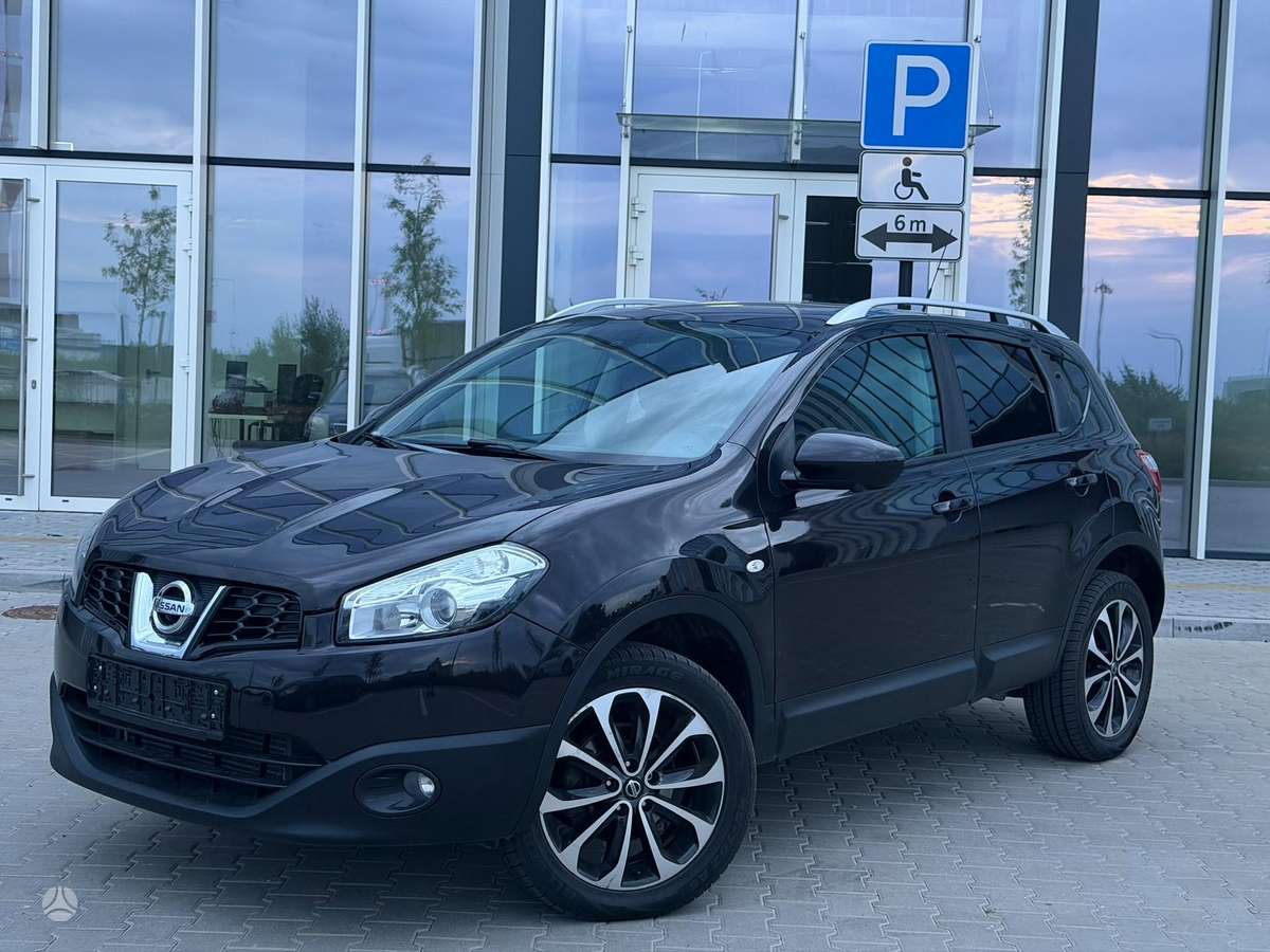 Nissan Qashqai 2012 — rear view