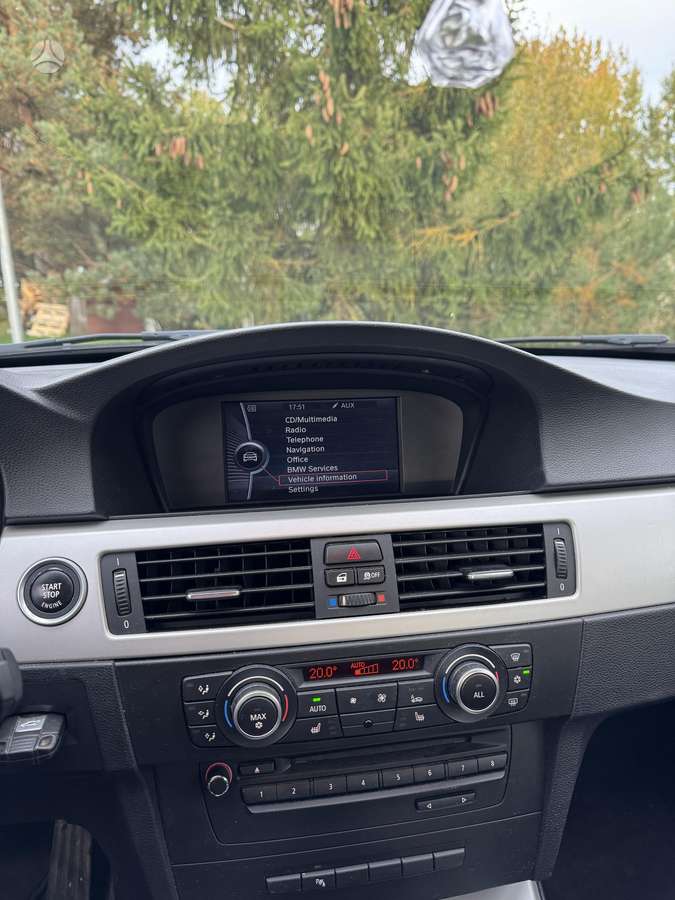 BMW 318 2011 — photo 10