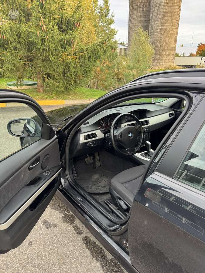 BMW 318 2011 — photo 8