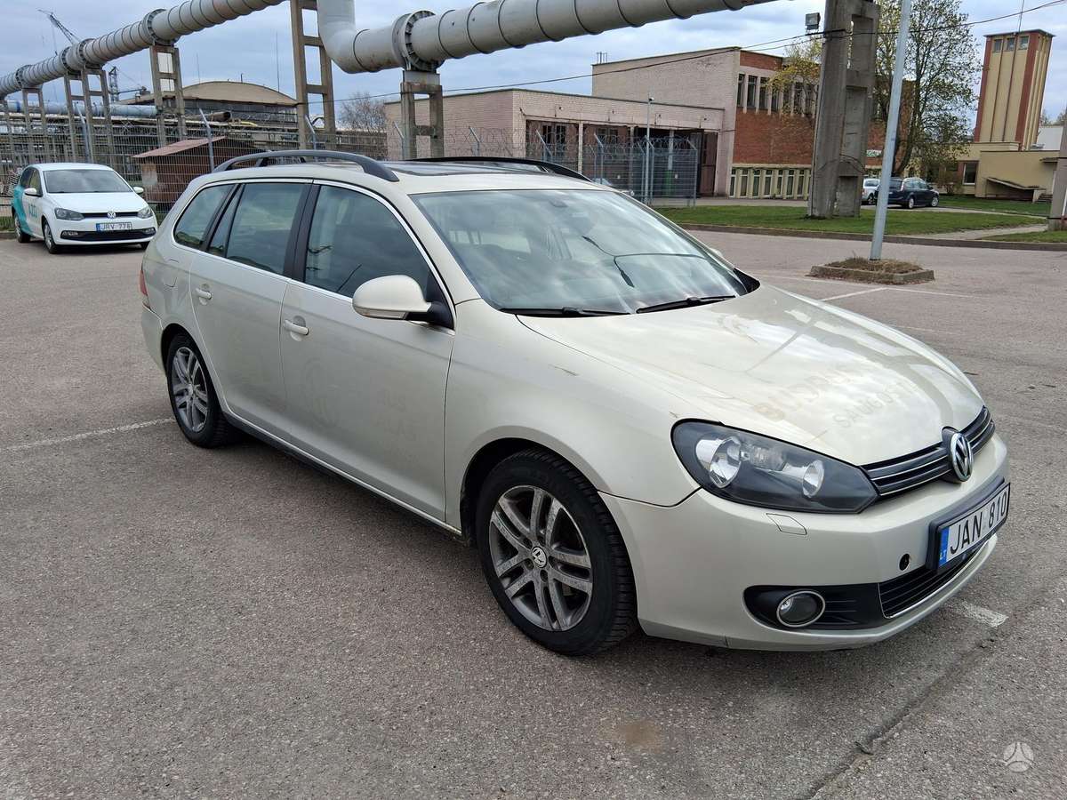 Volkswagen Golf 2010 — interior