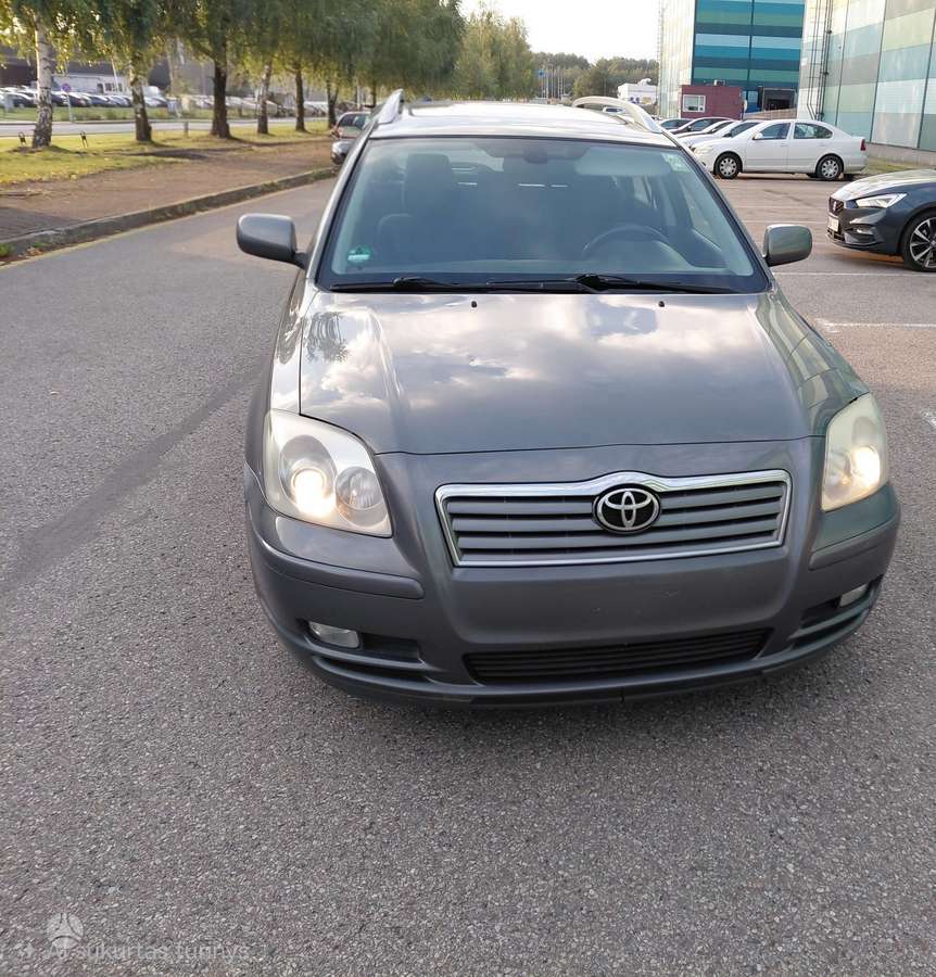 Toyota Avensis 2004 — вигляд ззаду