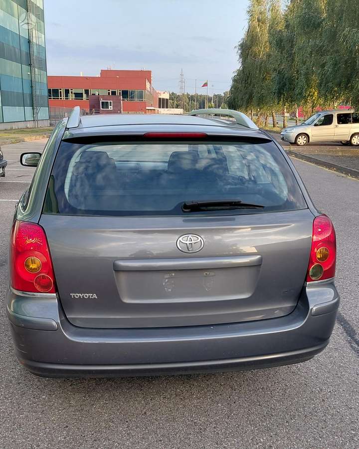 Toyota Avensis 2004 — салон