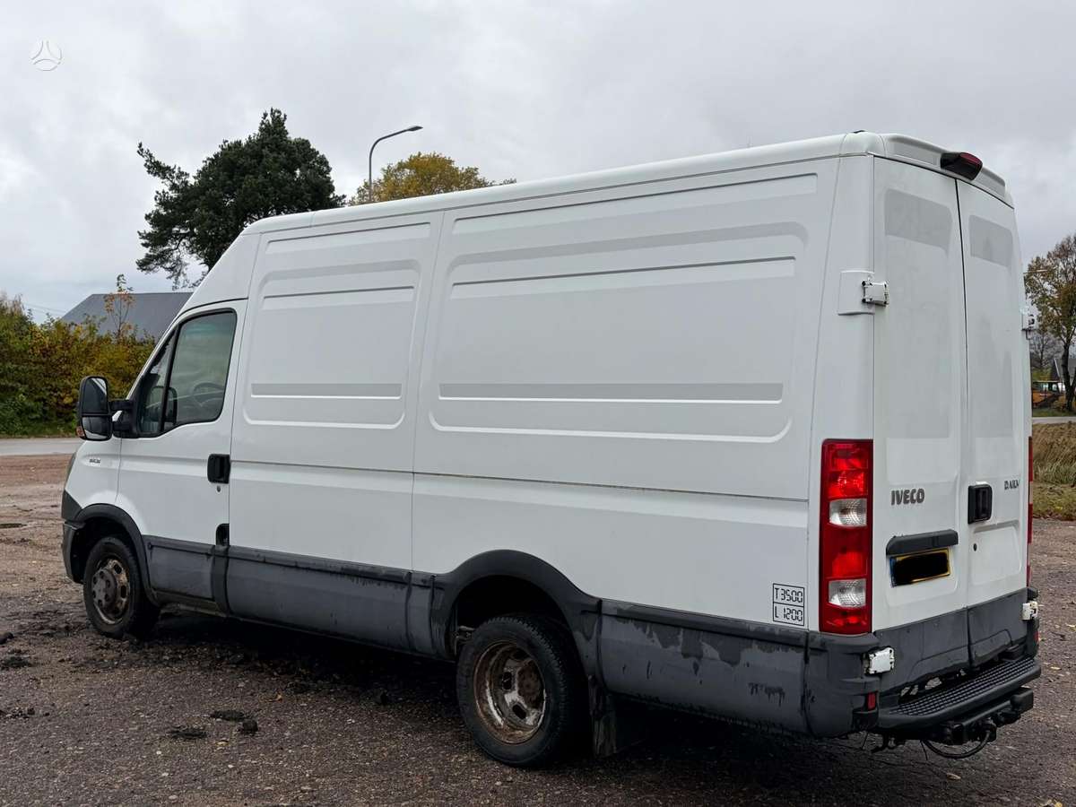 Iveco Daily 2012 — rear view