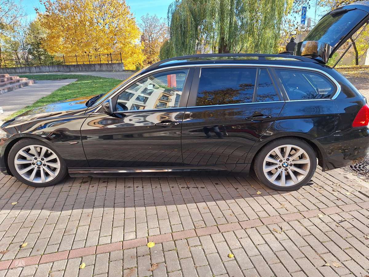BMW 330 2009 — вигляд ззаду