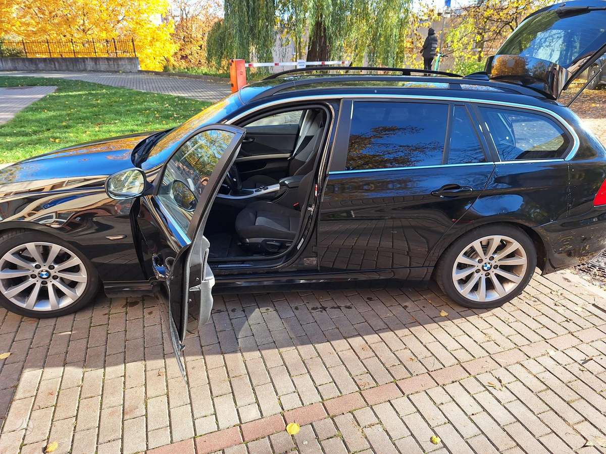BMW 330 2009 — салон