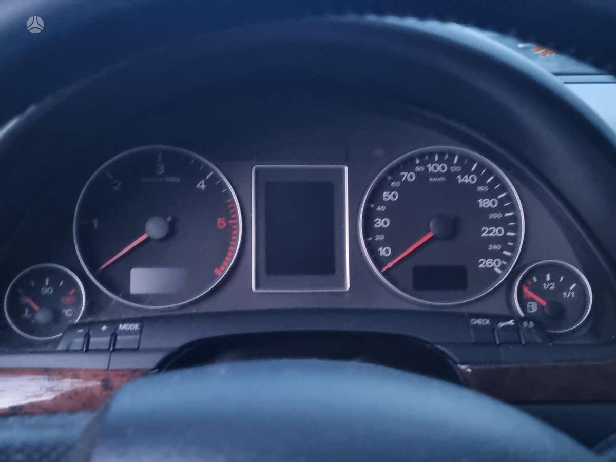 Audi A4 2005 — салон