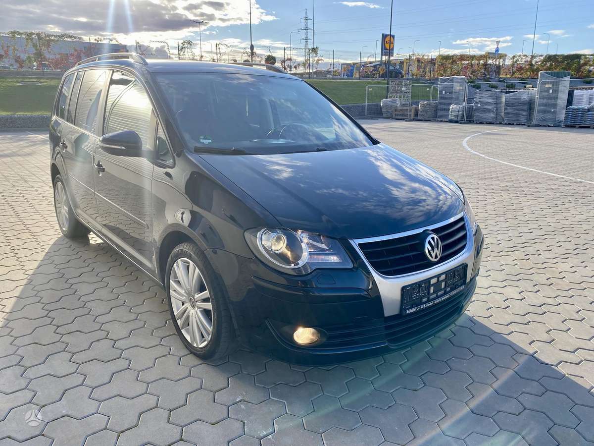Volkswagen Touran 2010 — салон