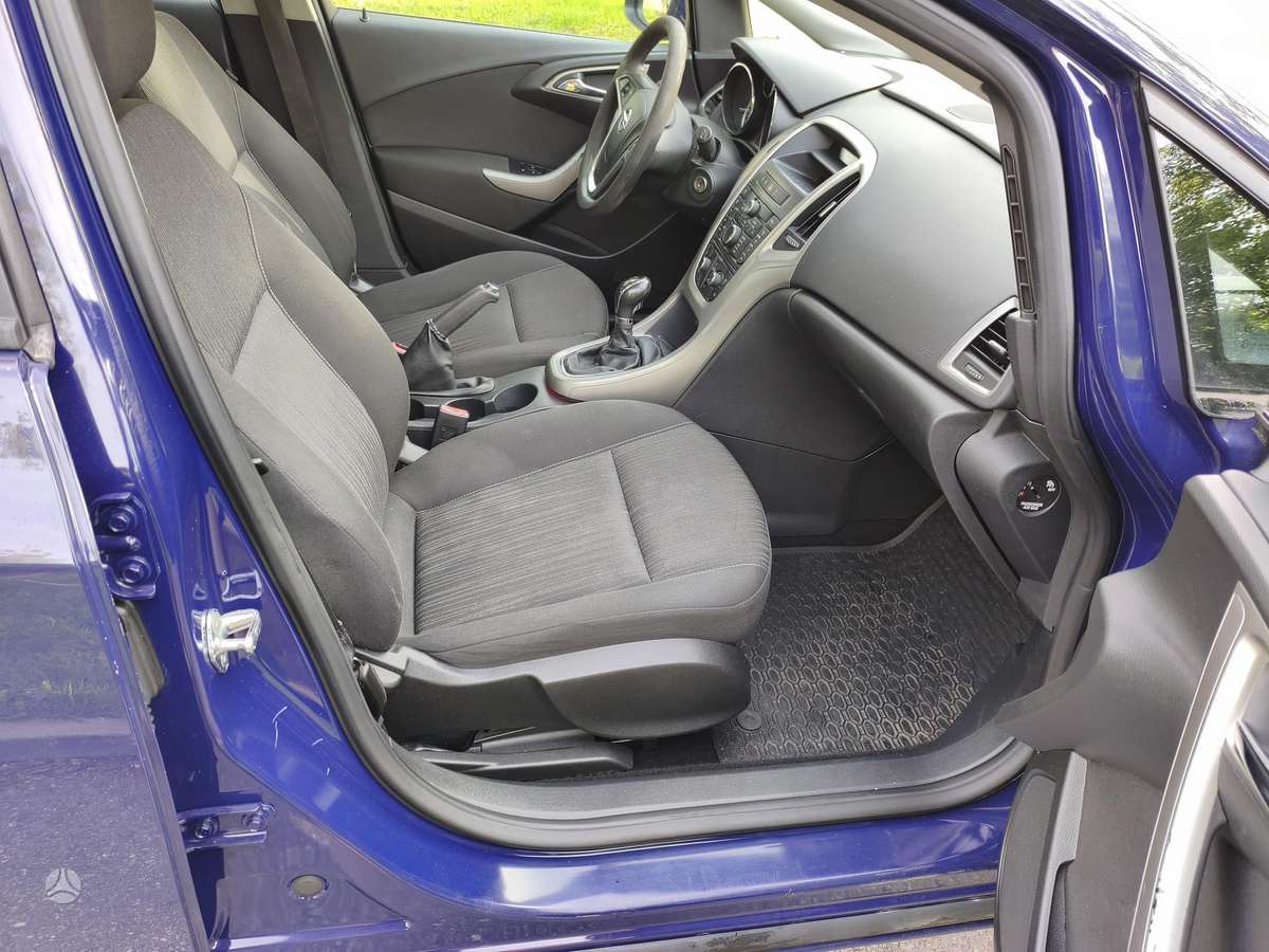 Opel Astra 2012 — photo 10