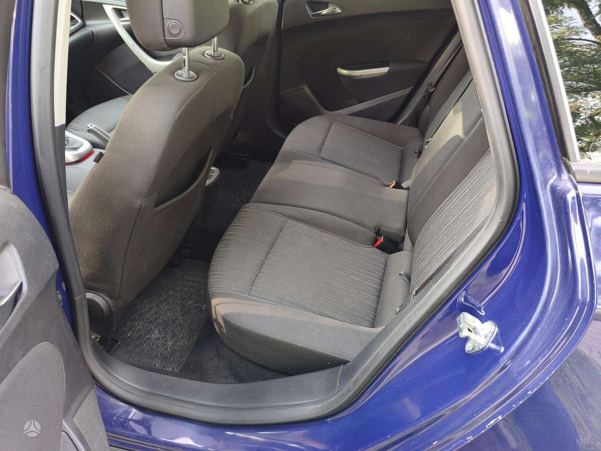Opel Astra 2012 — photo 11