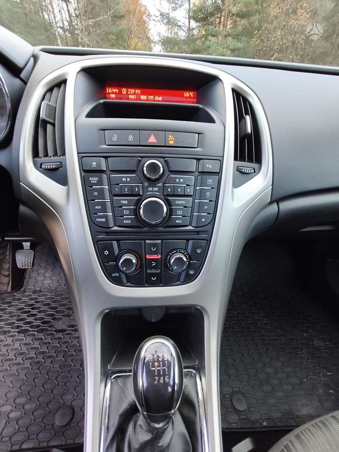 Opel Astra 2012 — фото 14