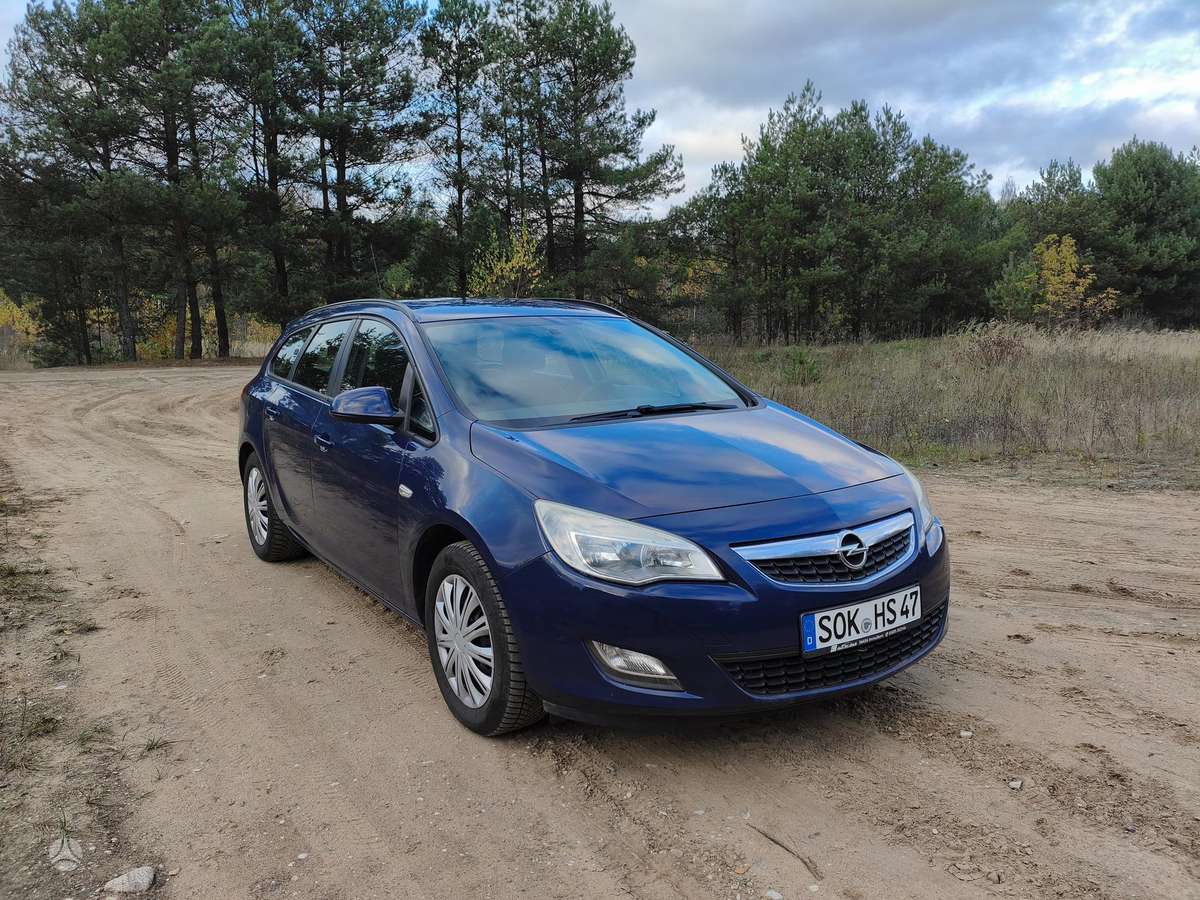 Opel Astra 2012 — вигляд ззаду