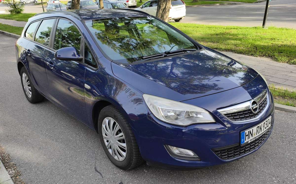 Opel Astra 2012 — rear view