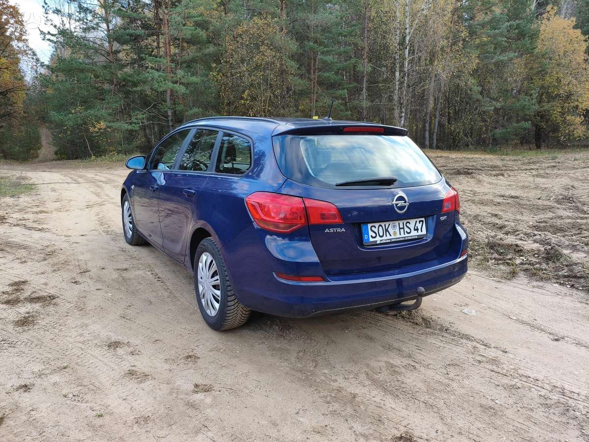 Opel Astra 2012 — салон