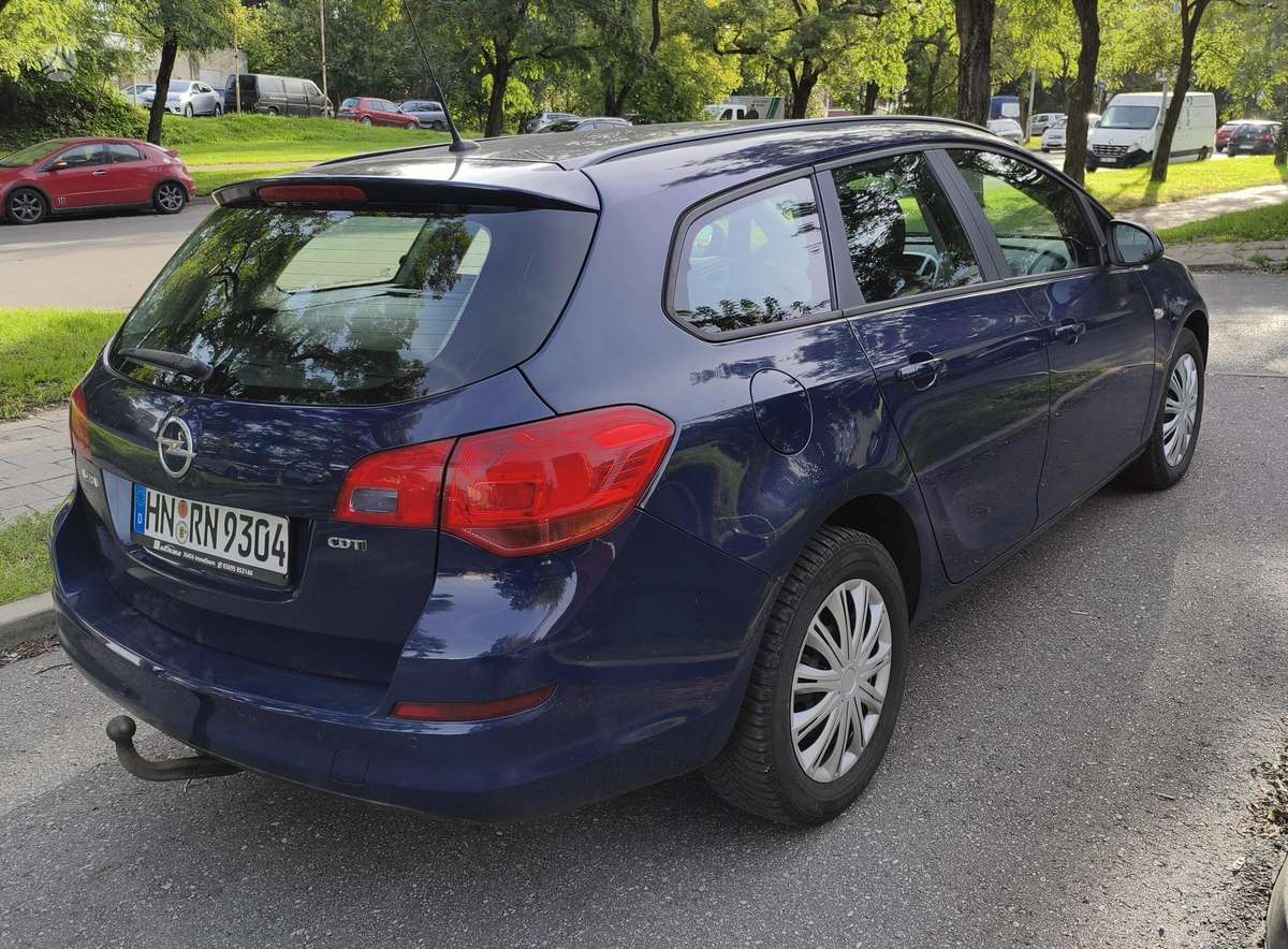 Opel Astra 2012 — interior