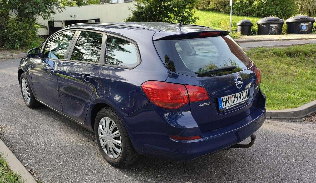 Opel Astra 2012 — engine 1686 cm³, 110 HP (81kW)