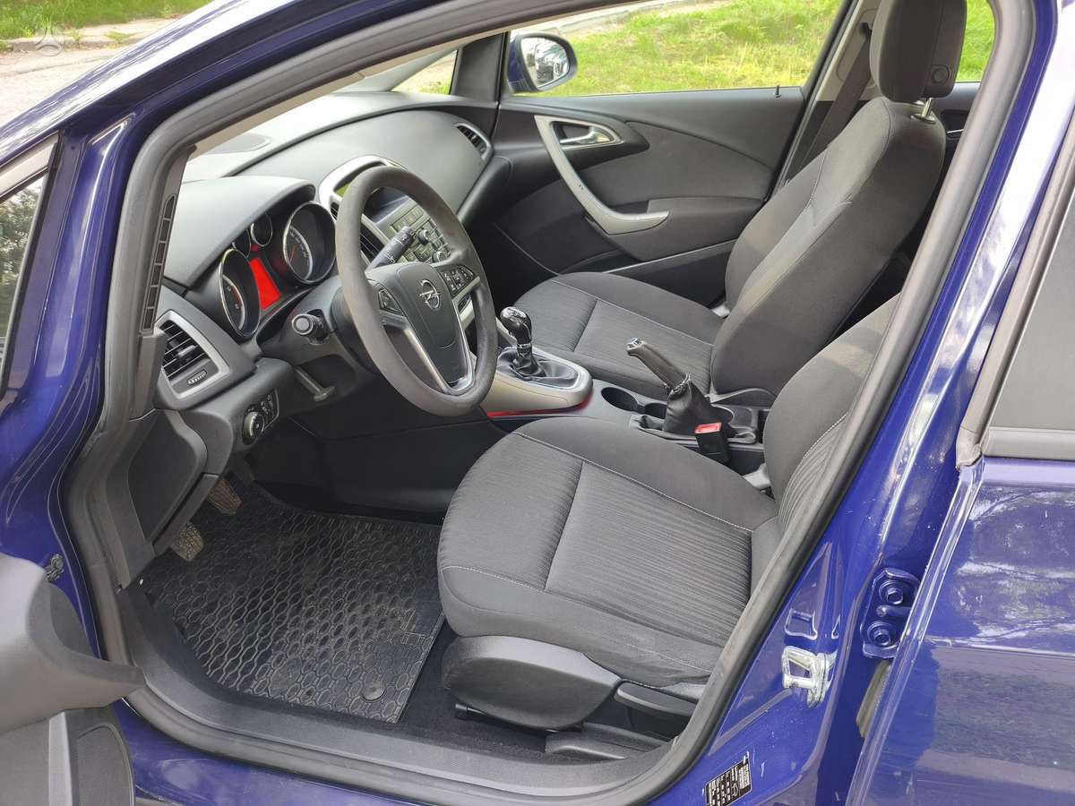 Opel Astra 2012 — photo 9
