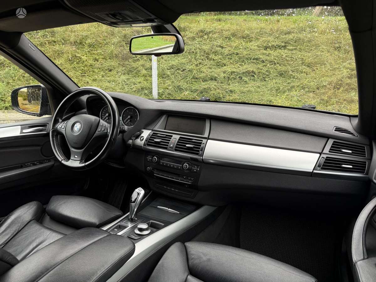 BMW X5 2010 — photo 10