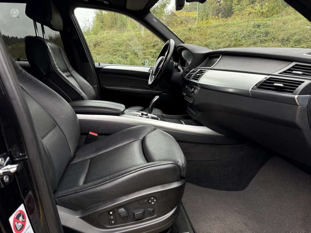 BMW X5 2010 — photo 11