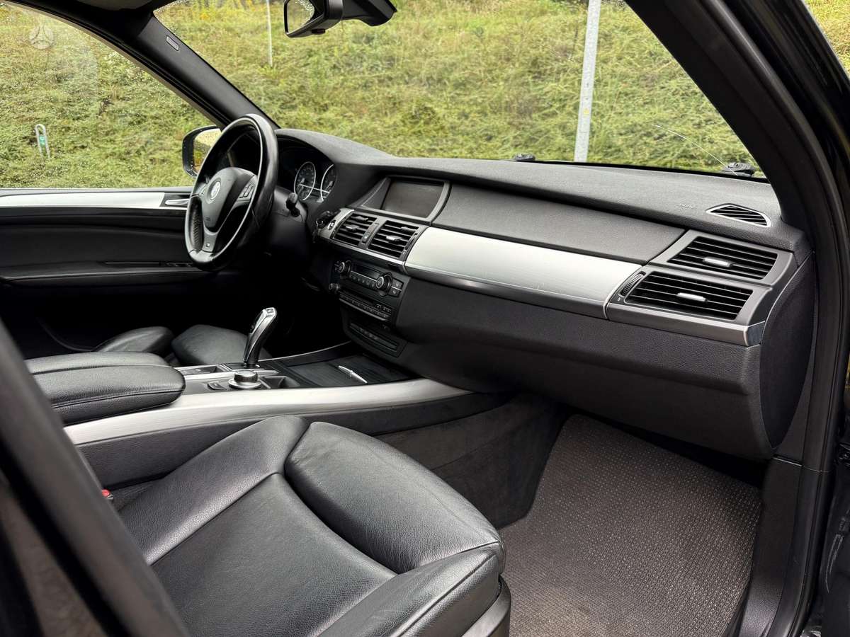 BMW X5 2010 — photo 12