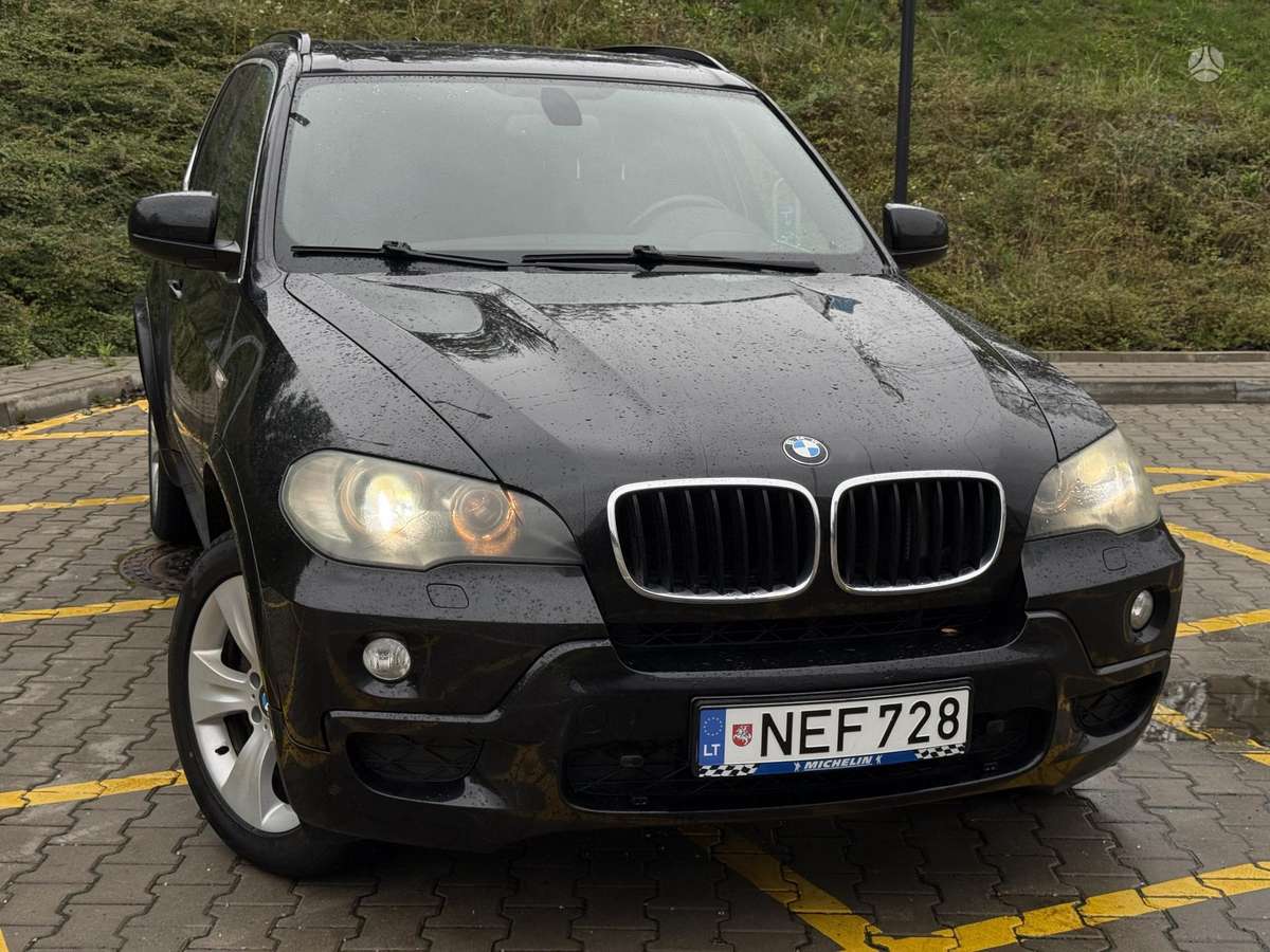 BMW X5 2010 — rear view