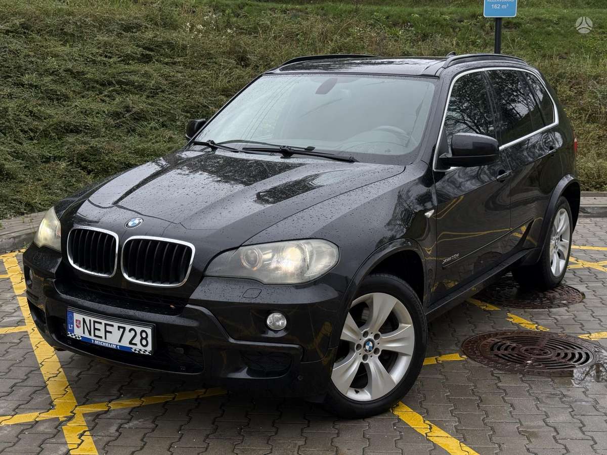BMW X5 2010 — interior