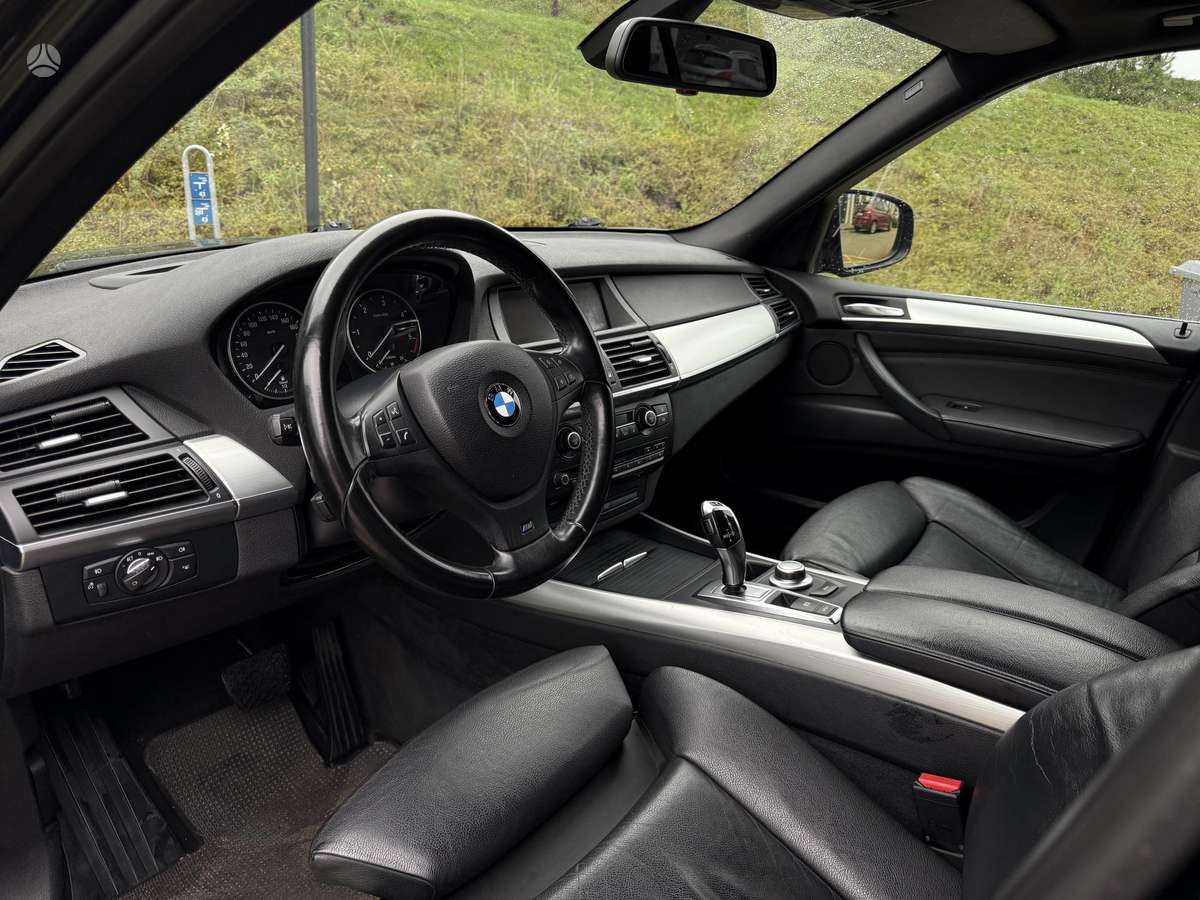BMW X5 2010 — photo 7