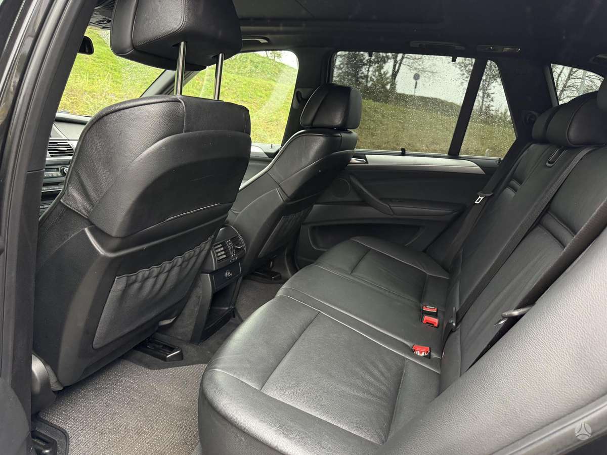 BMW X5 2010 — photo 9