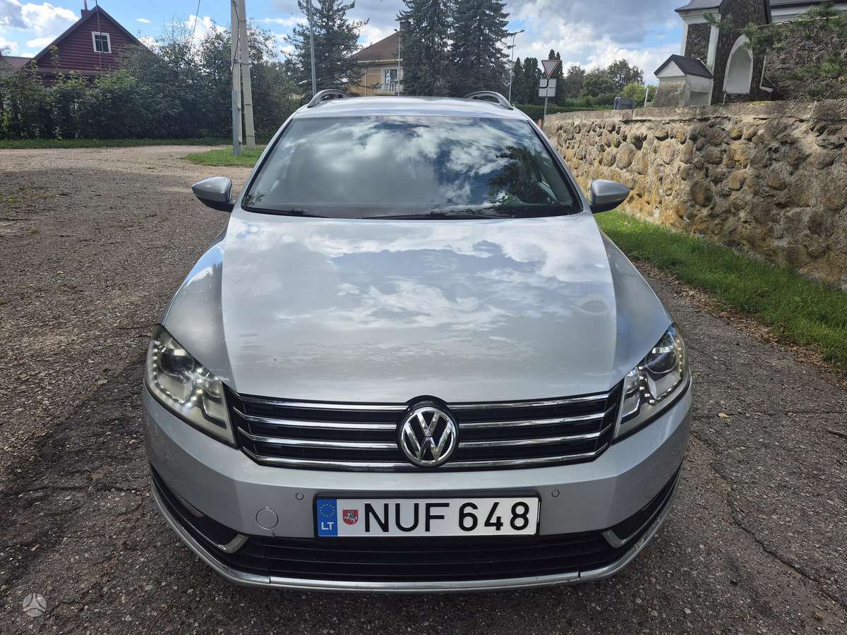 Volkswagen Passat 2012 — rear view